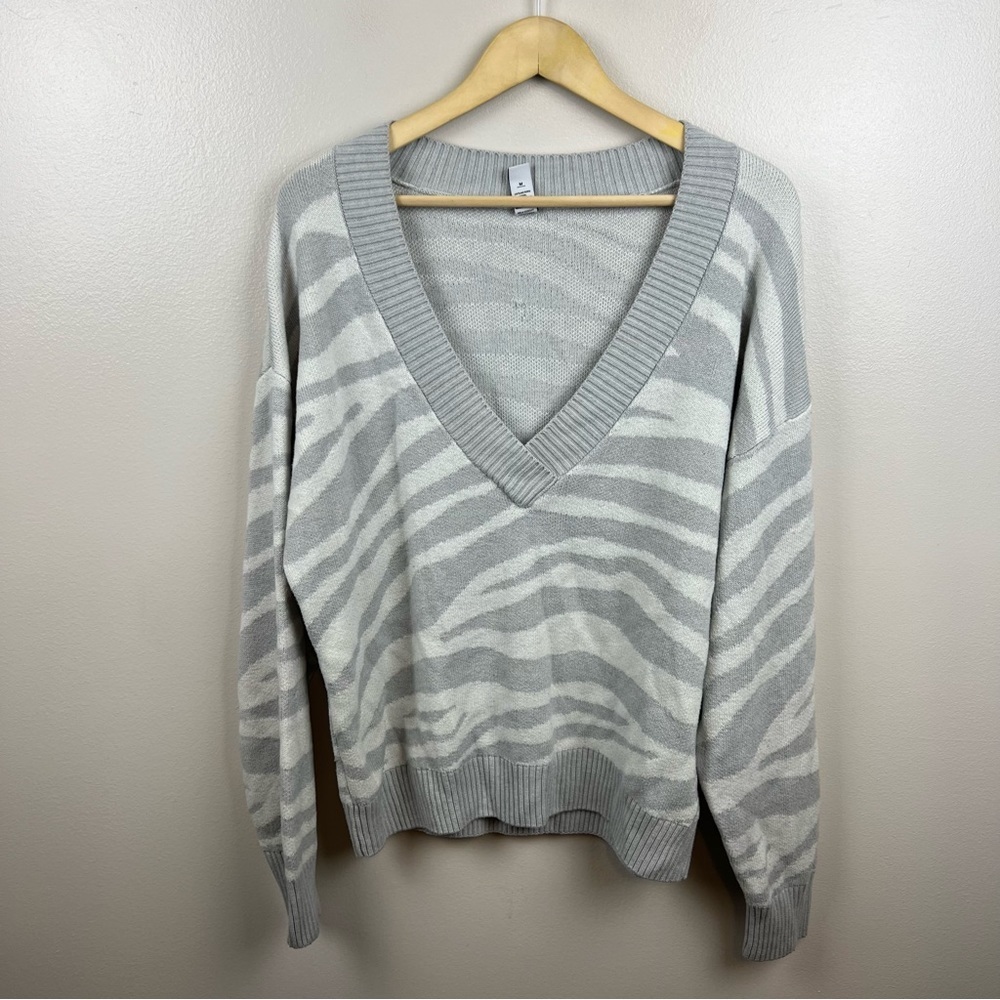 Varley Calvert Vneck Sweater Size Medium Gray Zebra Oversized Chunky Cozy Wool - Picture 2 of 10